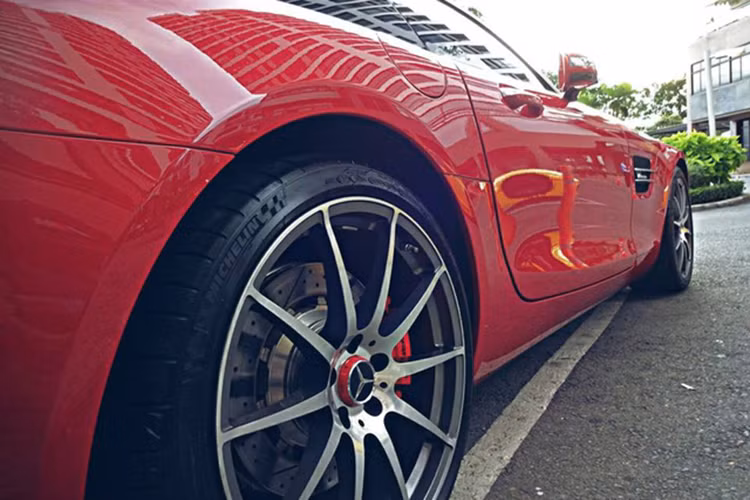 Mercedes-AMG GT S sở hữu cản trước xe với hốc gió lớn mở rộng ra hai bên giúp tăng tính hầm hố cho đầu xe. Đuôi xe nổi bật với cụm đèn hậu thiết kế ôm lấy đuôi xe và cụm ống xả kích thước lớn đầy uy lực. Một chức năng đáng chú ý khác trên phiên bản GT S là hệ thống ống xả hiệu suất cao với khả năng tuỳ chỉnh tiếng pô.