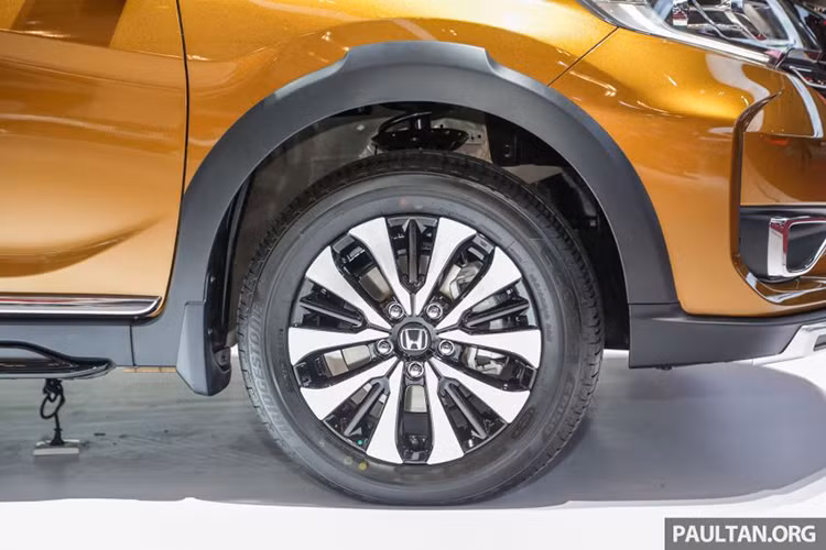 Phía sau xe có tấm ốp gầm màu bạc và 2 góc cản sau cũng mang thiết kế như khe gió nằm dọc giống ở đầu xe. Đèn phản quang của Honda BR-V 2019 không còn nằm ở vị trí thấp nhất trên cản sau mà chuyển sang 2 góc. Tương tự đèn pha, cụm đèn hậu của mẫu MPV 7 chỗ này cũng được nối với nhau bằng một thanh mạ crôm sáng bóng.