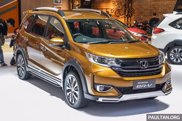 Mẫu xe giá rẻ Honda BR-V 2019 mới đã chính thức trình làng tại thị trường Indonesia vào hồi tháng 4 năm nay. Thế nhưng, trong triển lãm xe quốc tế Gaikindo Indonesia 2019 (GIIAS 2019) hiện đang diễn ra, hãng Honda vẫn mang mẫu MPV 7 chỗ này đến trưng bày và giới thiệu.