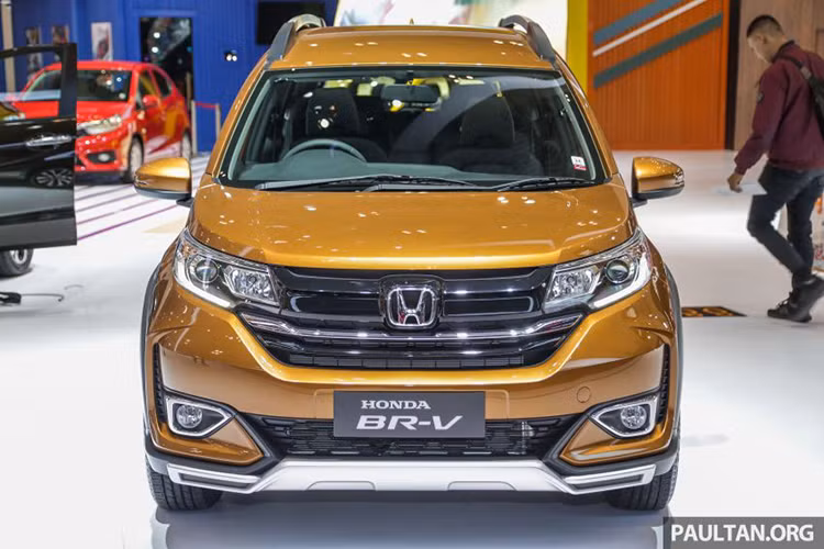So với Mitsubishi Xpander và Suzuki Ertiga, Honda BR-V 2019 không sở hữu thiết kế MPV truyền thống mà lai một chút với SUV. Thậm chí, Honda BR-V 2019 còn lấy cảm hứng thiết kế từ người anh em CR-V, điều này được thể hiện khá rõ qua đầu xe. Bên dưới còn có một dải mạ crôm thanh mảnh cũng nối liền với cụm đèn pha. Chi tiết này khiến lưới tản nhiệt trông như rộng hơn và táo bạo hơn.