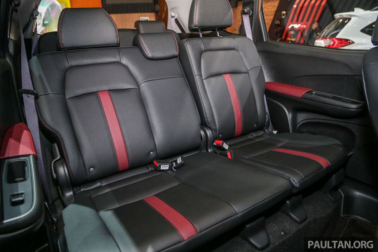 Những trang bị mới của Honda BR-V 2019 tại Indonesia bao gồm màn hình cảm ứng điện dung 8 inch nằm độc lập trên mặt táp-lô,- hỗ trợ kết nối với điện thoại thông minh, mở cửa không cần chìa và nút bấm khởi động máy. Đáng tiếc là xe vẫn chỉ có 2 túi khí, hệ thống chống bó cứng phanh ABS, cân bằng điện tử và hỗ trợ khởi hành ngang dốc.