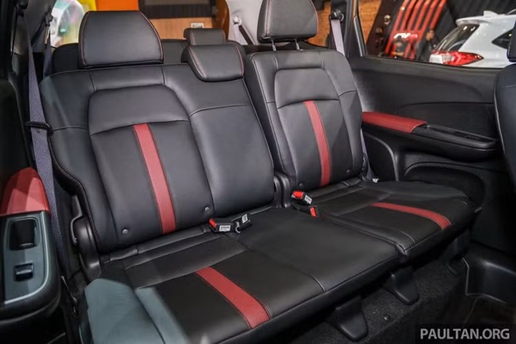 Những trang bị mới của Honda BR-V 2019 tại Indonesia bao gồm màn hình cảm ứng điện dung 8 inch nằm độc lập trên mặt táp-lô,- hỗ trợ kết nối với điện thoại thông minh, mở cửa không cần chìa và nút bấm khởi động máy. Đáng tiếc là xe vẫn chỉ có 2 túi khí, hệ thống chống bó cứng phanh ABS, cân bằng điện tử và hỗ trợ khởi hành ngang dốc.