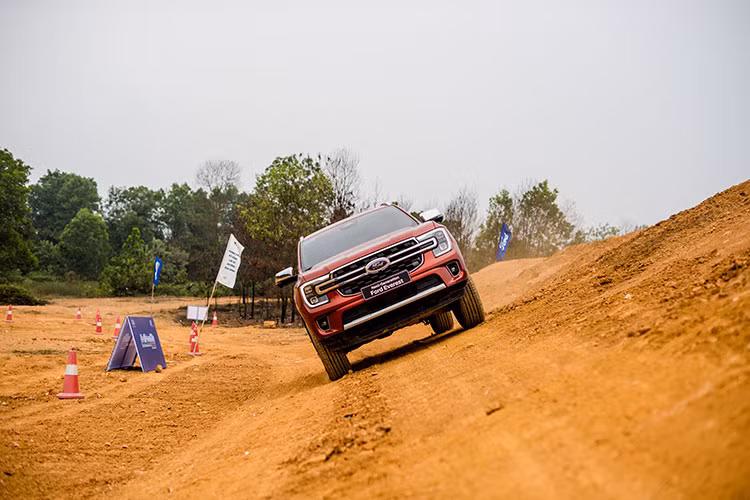 Ford Viet Nam huong dan lai xe an toan, ky nang lai xe duong dia hinh-Hinh-7