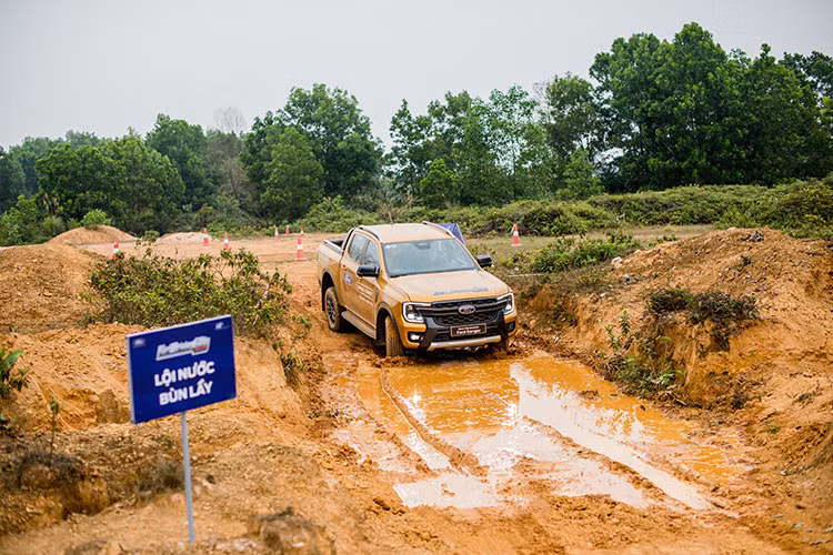 Ford Viet Nam huong dan lai xe an toan, ky nang lai xe duong dia hinh-Hinh-2