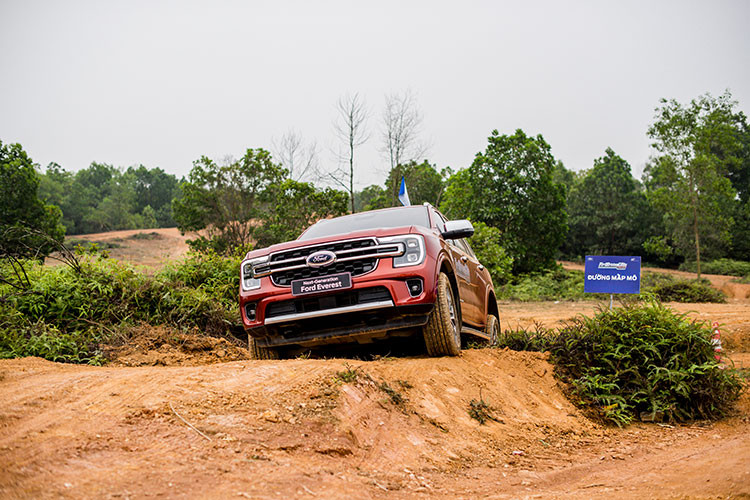 Ford Viet Nam huong dan lai xe an toan, ky nang lai xe duong dia hinh-Hinh-6