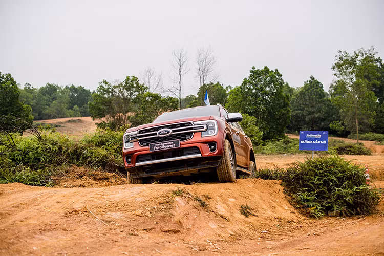 Ford Viet Nam huong dan lai xe an toan, ky nang lai xe duong dia hinh-Hinh-6