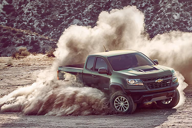 Colorado ZR2 được phát triển dựa trên bản tiêu chuẩn, cộng thêm một số thay đổi như vệt bánh xe rộng hơn đáng kể và hệ thống treo nâng lên. Hệ thống treo mới của Chevrolet Colorado ZR2 được áp dụng công nghện giảm chấn Multimatic Dynamic Suspensions Spool Valve. 