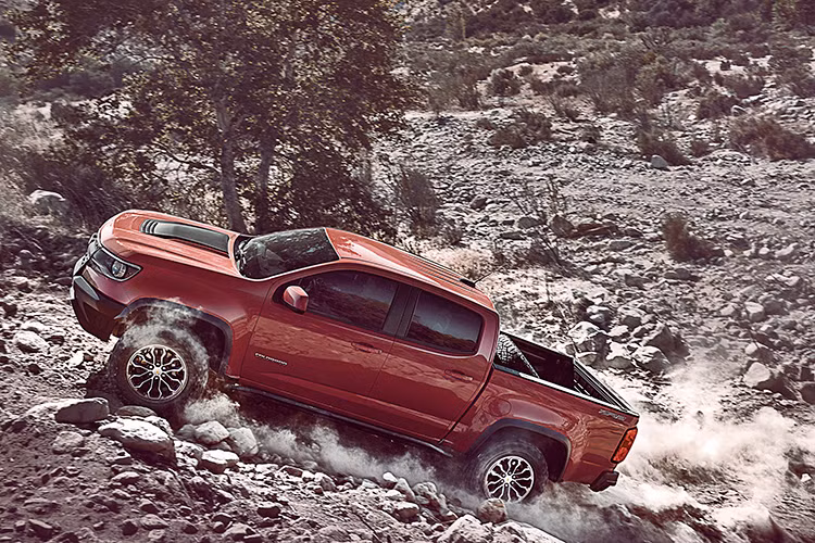 Mẫu xe bán tải mới này được Chevrolet trang bị hệ dẫn động 4 bánh cùng bộ khóa visai cầu trước và sau với 9 chế độ dẫn động cho phép xe di chuyển tại nhiều dạng địa hình khó khăn.