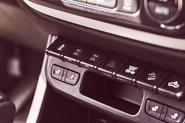 Động cơ của Colorado ZR2 là động cơ xăng V6, dung tích 3,6 lít, sản sinh công suất tối đa 308 mã lực và mô-men xoắn cực đại 373 Nm. Hộp số tự động 8 cấp. Ngoài ra, Chevrolet Colorado ZR2 còn có một tùy chọn động cơ khác là Diesel Duramax 2,8 lít với công suất tối đa 181 mã lực và mô-men xoắn cực đại 500 Nm.