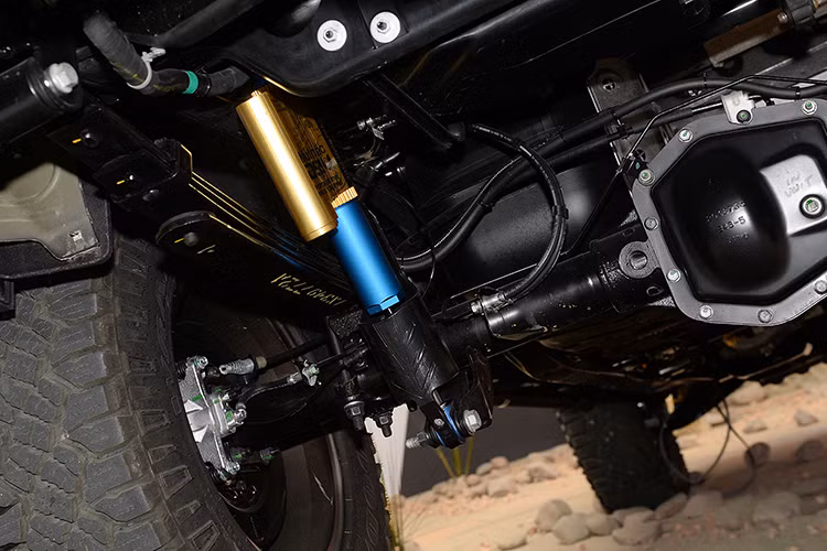 Sự khác biệt lớn nhất giữa Chevrolet Colorado ZR2 và bản tiêu chuẩn nằm ở sườn xe hầm hố hơn, vành bằng nhôm 17x8 inch và lốp Goodyear Duratrac 31 inch phù hợp với việc chạy off-road. Ngoài ra, đầu và đuôi xe của Chevrolet Colorado ZR2 cũng được mở rộng thêm 89 mm. 