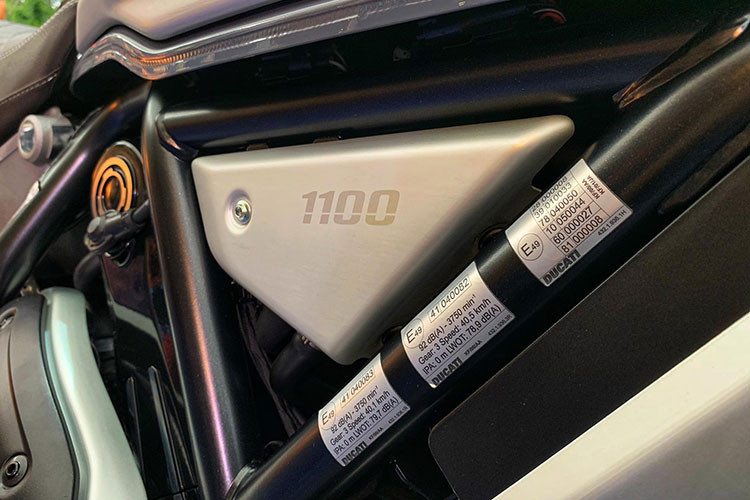 Sở hữu động cơ lớn hơn nên bình xăng của Scrambler 1100 được tăng thể tích lên 15 lít. Nắp bình xăng in dòng chữ "Born Free 1962". 1962 là năm hãng xe máy Ducati lần đầu tiên giới thiệu mẫu scrambler, trong khi "born free" là tinh thần cốt lõi của dòng xe scrambler nói chung.