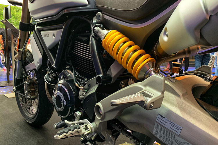 Xe sở hữu bộ vành đúc 10 chấu trên bản tiêu chuẩn và Sport. Riêng bản Scrambler 1100 Special lại được trang bị vành nan hoa đậm chất cổ điển và nhiều đồ chơi hàng hiệu cùng phuộc sau Monoshock Ohlins. Trong khi phiên bản tiêu chuẩn là loại monoshock của nhà sản xuất Kayaba, được bố trí lệch thay vì nằm chính giữa.