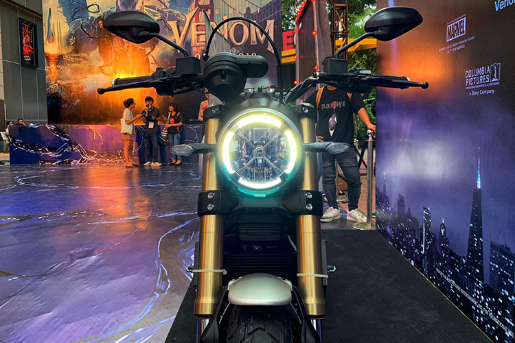 Là dòng xe mới của Ducati, Scrambler 1100 không khác biệt quá nhiều về hình thể so với những dòng có dung tích động cơ nhỏ hơn ra mắt trước. Ở phía trước, đèn pha của chiếc xe vẫn có dạng chóa tròn cổ điển với vòng sáng LED ban ngày bao quanh. Tuy nhiên giữa đèn pha xe đã có thêm một thanh hình chữ X cách điệu trang trí thêm.