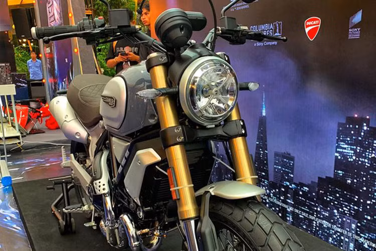 Mẫu xe môtô phân khối lớn Ducati Scrambler 1100 đồng hành cùng nam diễn viên Tom Hardy - người thủ vai Venom. Và ngay tại buổi công chiếu bộ phim Venom tại Việt Nam thì chiếc xe Ducati Scrambler 1100 cũng đã xuất hiện trên sân khấu như một ngôi sao của bộ phim.