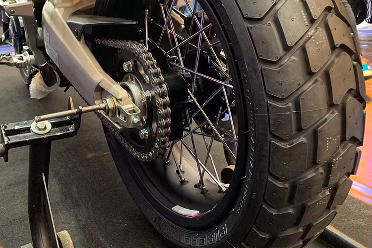 Ở phía sau đuôi xe, ngoài việc được trang bị đèn full led, vị trí ống xả đã được chuyển lên ngay cạnh yên theo dạng "pô vắt". Chi tiết này vừa mang đặc trưng của một mẫu xe với dáng scrambler, vừa gợi nhớ tới phiên bản Monster 1100 Evo mà Scrambler 1100 sử dụng chung động cơ. 