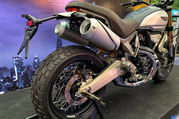 Scrambler 1100 mới sở hữu phần yên được thiết kế tinh tế với đường chỉ nổi, ngoài ra còn nâng chiều cao yên 810mm - cao hơn 20mm so với Ducati Scrambler 803 và Ducati Scrambler Sixty2. Trên phiên bản cao cấp này, yên xe được thiết kế lạ mắt hơn với các đường chỉ trần màu.