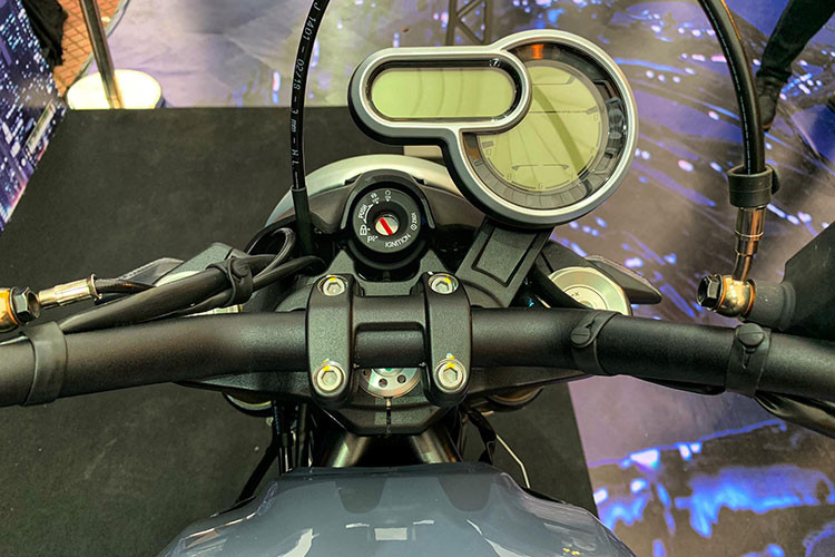 Đồng hồ kiểu mới trên Scrambler 1100 vẫn là dạng full kỹ thuật số nhưng được làm mới khi có thêm hình oval nhỏ hiển thị tốc độ, cấp số. Bảng đồng hồ chính hình tròn hiển thị vòng tua, chế độ lái, hành trình, mức xăng, thời gian, mức can thiệp của hệ thống kiểm soát lực kéo...