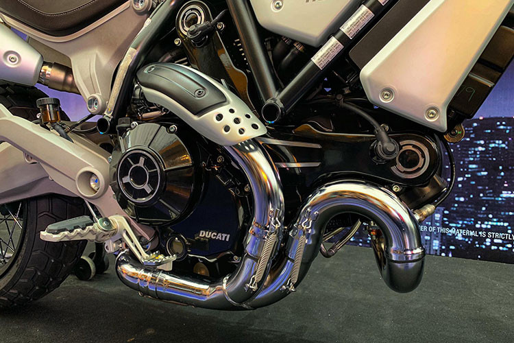 Việc động cơ của xe Ducati Scrambler 1100 mới vẫn làm mát bằng gió gây nhiều tranh cãi, do không thích hợp sử dụng tại các nước có thời tiết nóng như Thái Lan hay Việt Nam. Tuy nhiên tương tự, đối thủ của mình là BMW R NineT cũng sử dụng động cơ 1.170cc làm mát bằng gió. 