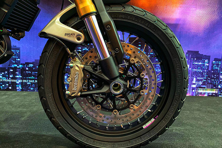 Ducati Scrambler 1100 với những trang bị tiêu chuẩn như hệ thống treo trước USD Ohlins 48mm, giảm shock sau Ohlins tùy chỉnh tải trước, cặp phanh trước Brembo Monobloc 4pis, đĩa đường kính 320/ phanh sau Brembo, đĩa đường kính 245mm, tích hợp hệ thống chống bó cứng ABS cho cả 2 bánh, sử dụng lốp Pirelli MT 60RS.