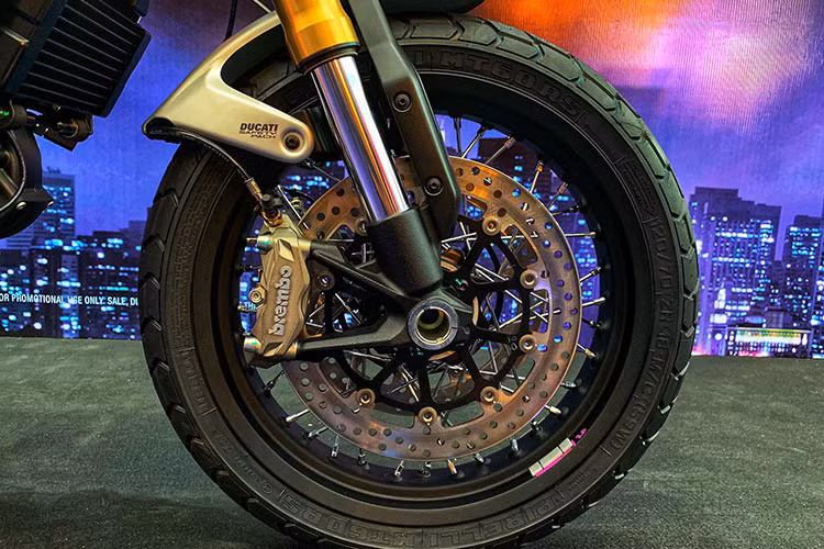 Ducati Scrambler 1100 với những trang bị tiêu chuẩn như hệ thống treo trước USD Ohlins 48mm, giảm shock sau Ohlins tùy chỉnh tải trước, cặp phanh trước Brembo Monobloc 4pis, đĩa đường kính 320/ phanh sau Brembo, đĩa đường kính 245mm, tích hợp hệ thống chống bó cứng ABS cho cả 2 bánh, sử dụng lốp Pirelli MT 60RS.