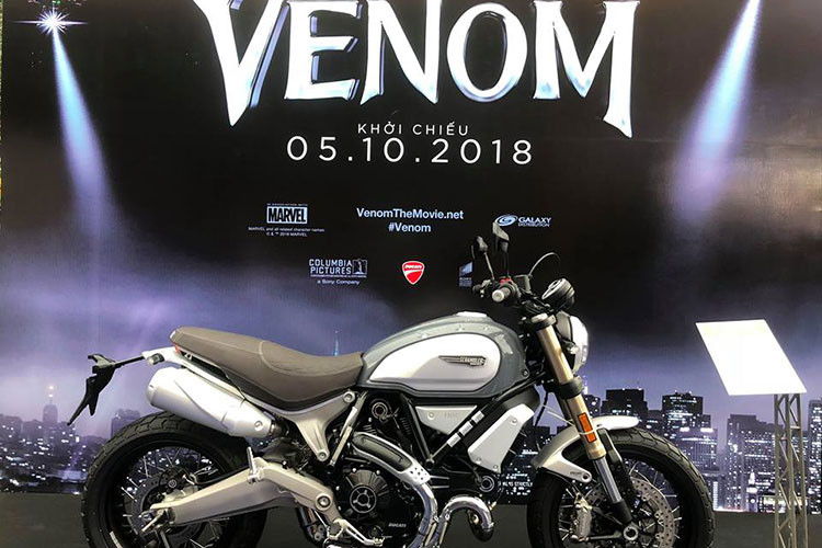"Bom tấn" của tháng 10/2018 do Marvel sản xuất sẽ chính thức được ra rạp vào ngày 5/10/2018. Trong bộ phim hành động mới nhất này của vũ trụ anh hùng Marvel, quái nhân Venom sẽ là một nhân vật phản diện được tạo ra để làm kẻ thù không đội trời chung với Spider-man và anh chàng này sẽ cầm lái siêu phẩm Ducati Scrambler 1100 mới.
