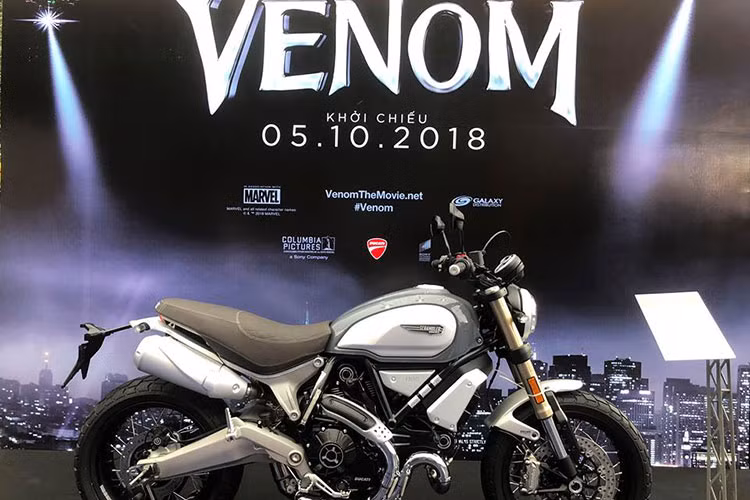 "Bom tấn" của tháng 10/2018 do Marvel sản xuất sẽ chính thức được ra rạp vào ngày 5/10/2018. Trong bộ phim hành động mới nhất này của vũ trụ anh hùng Marvel, quái nhân Venom sẽ là một nhân vật phản diện được tạo ra để làm kẻ thù không đội trời chung với Spider-man và anh chàng này sẽ cầm lái siêu phẩm Ducati Scrambler 1100 mới.