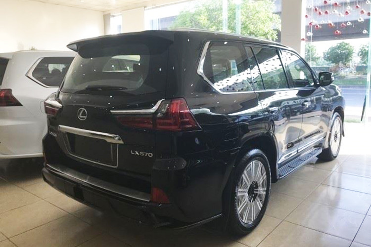 Động cơ trên Lexus LX570 Super Sport 2018 kết hợp với hộp số tự động 8 cấp tiêu chuẩn và hệ dẫn động 4 bánh toàn thời gian. Chiếc SUV hạng sang có giá bán hơn 10 tỷ đồng trong bài viết này cũng được trang bị 5 chế độ lái khác nhau là Normal, Eco, Comfort, Sports và Sports+.