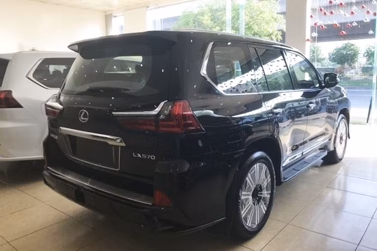 Động cơ trên Lexus LX570 Super Sport 2018 kết hợp với hộp số tự động 8 cấp tiêu chuẩn và hệ dẫn động 4 bánh toàn thời gian. Chiếc SUV hạng sang có giá bán hơn 10 tỷ đồng trong bài viết này cũng được trang bị 5 chế độ lái khác nhau là Normal, Eco, Comfort, Sports và Sports+.