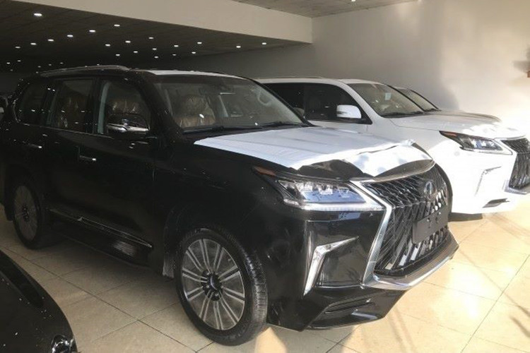 So với bản tiêu chuẩn, Lexus LX570 phiên bản Super Sport 2018 có lưới tản nhiệt thiết kế lại và sơn đen bóng, hốc gió trước có thêm thanh chia gió, bên hông và đuôi xe có dòng chữ Super Sport như một dấu hiệu để nhận biết. Ngoài ra, cản va trước/sau của xe cũng được sử đổi lại thiết kế và cuối cùng là bộ mâm đa chấu hay chữ S đặt dưới logo LX 570 quen thuộc của chiếc SUV hạng sang Lexus.