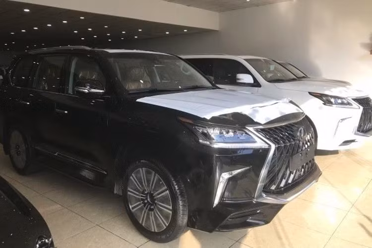 So với bản tiêu chuẩn, Lexus LX570 phiên bản Super Sport 2018 có lưới tản nhiệt thiết kế lại và sơn đen bóng, hốc gió trước có thêm thanh chia gió, bên hông và đuôi xe có dòng chữ Super Sport như một dấu hiệu để nhận biết. Ngoài ra, cản va trước/sau của xe cũng được sử đổi lại thiết kế và cuối cùng là bộ mâm đa chấu hay chữ S đặt dưới logo LX 570 quen thuộc của chiếc SUV hạng sang Lexus.