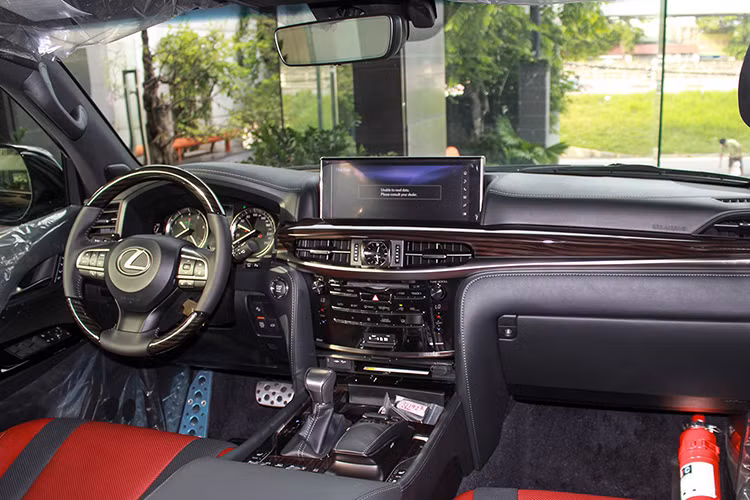 Bên trong khoang lái của Lexus LX570 Super Sport 2018 với bản tiêu chuẩn khá khiêm tốn với bàn đạp nhôm và ghế ngồi bọc da màu nâu. Nếu không thích màu nâu, khách hàng có thể yêu cầu bọc da màu đỏ, trắng hay bất cứ màu nào chủ nhân của xe yêu thích.