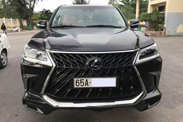 Kể từ khi chiếc Lexus LX570 Super Sport 2018 đầu tiên cập bến vào tháng 2 đầu năm nay, giới nhà giàu tại Việt Nam đã đưa về nước không dưới 20 chiếc tính đến thời điểm hiện tại. Trong đó, dàn xe LX570 Super Sport đang có mặt tại Việt Nam đều thông qua các nhà nhập khẩu tư nhân.
