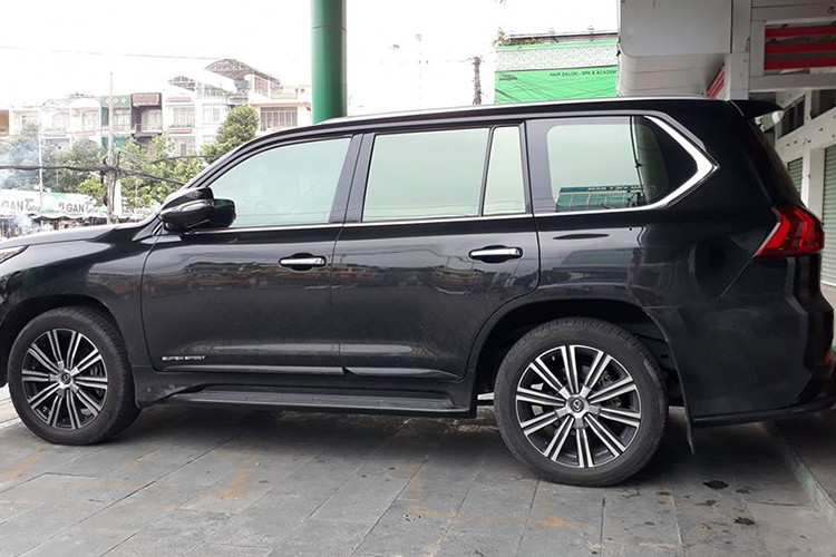 Phiên bản cao cấp và đắt nhất của dòng SUV hạng sang Lexus LX570 đã có ít nhất 3 chiếc xuất hiện tại Cần Thơ. Trong đó, có 1 chiếc đã được chủ nhân nhanh tay cho ra biển kiểm soát với đầu số 65A.