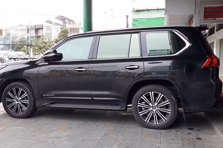 Phiên bản cao cấp và đắt nhất của dòng SUV hạng sang Lexus LX570 đã có ít nhất 3 chiếc xuất hiện tại Cần Thơ. Trong đó, có 1 chiếc đã được chủ nhân nhanh tay cho ra biển kiểm soát với đầu số 65A.