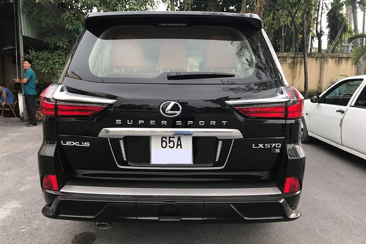 Giá xe Lexus LX570 Super Sport 2018 hiện khoảng hơn 10 tỷ đồng của đại gia Cần Thơ có màu sơn đen bóng, đây là màu sắc chiếm hơn phân nửa số xe Lexus LX570 Super Sport 2018 về Việt Nam. Đối lập với bộ áo này chính là bộ mâm đa chấu sơn 2 tông màu tương phản.