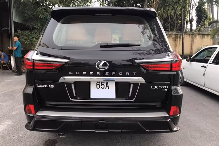 Giá xe Lexus LX570 Super Sport 2018 hiện khoảng hơn 10 tỷ đồng của đại gia Cần Thơ có màu sơn đen bóng, đây là màu sắc chiếm hơn phân nửa số xe Lexus LX570 Super Sport 2018 về Việt Nam. Đối lập với bộ áo này chính là bộ mâm đa chấu sơn 2 tông màu tương phản.