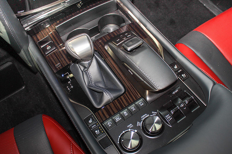 Đáng tiếc là hệ dẫn động của Lexus LX570 Super Sport 2018 không có gì thay đổi, xe vẫn được trang bị động cơ V8, dung tích 5,7 lít tương tự như bản tiêu chuẩn. "Trái tim" này sản sinh công suất tối đa 367 mã lực tại vòng tua máy 5.600 vòng/phút và mô-men xoắn cực đại 530 Nm tại vòng tua máy 3.200 vòng/phút.