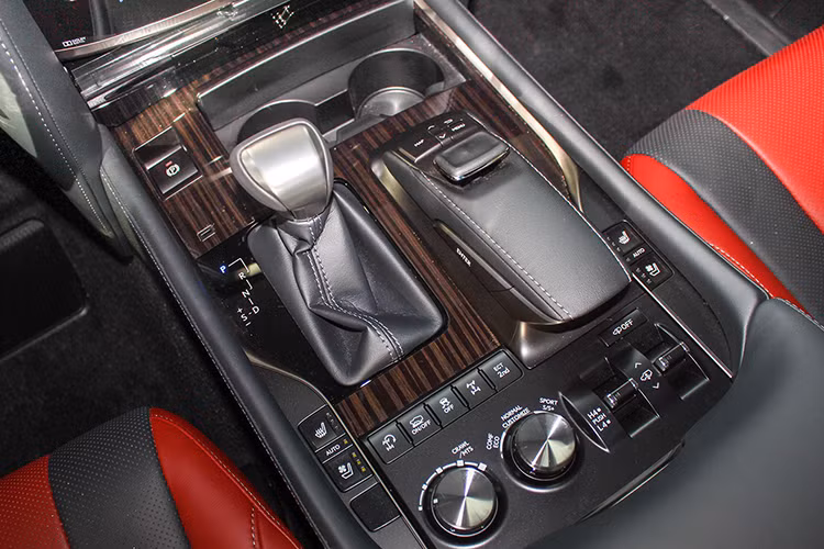 Đáng tiếc là hệ dẫn động của Lexus LX570 Super Sport 2018 không có gì thay đổi, xe vẫn được trang bị động cơ V8, dung tích 5,7 lít tương tự như bản tiêu chuẩn. "Trái tim" này sản sinh công suất tối đa 367 mã lực tại vòng tua máy 5.600 vòng/phút và mô-men xoắn cực đại 530 Nm tại vòng tua máy 3.200 vòng/phút.