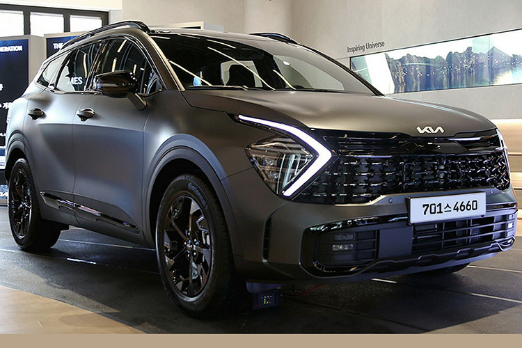 Điểm đáng chú ý khác trong bản nâng cấp này là sự cải tiến về âm thanh và an toàn. Tất cả 7 phiên bản của Kia Sportage 2024, bao gồm cả phiên bản kỷ niệm 30 năm đều được trang bị kính cách âm 2 lớp cho hàng ghế đầu, giúp giảm tiếng ồn bên ngoài và tăng cường trải nghiệm thoải mái cho hành khách. 