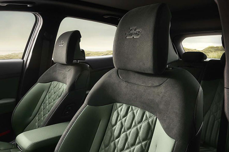 Để tăng thêm điểm nhấn cho phiên bản đặc biệt, tựa đầu của hàng ghế trước có thêm logo "30th Anniversary". Ngoài ra, Kia Sportage 2024 vẫn duy trì các trang bị tiêu chuẩn ấn tượng như màn hình cong kích thước 12,3 inch trên mặt táp-lô, kết hợp giữa bảng đồng hồ kỹ thuật số và màn hình thông tin giải trí cảm ứng.