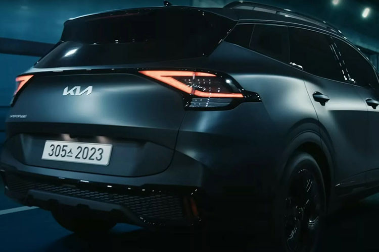 Có 4 tùy chọn động cơ được trang bị cho Sportage 2024. Đối với phiên bản xăng, chiếc SUV được trang bị động cơ 4 xi-lanh tăng áp, dung tích 1.6L, mang lại công suất tối đa 180 mã lực và mô-men xoắn cực đại 265 Nm. Người dùng có thể lựa chọn giữa hộp số tự động ly hợp kép 7 cấp hoặc hộp số sàn 6 cấp. Mức tiêu thụ nhiên liệu khá tiết kiệm, ước tính 12,5 km/lít (khoảng 8 lít/100 km). 