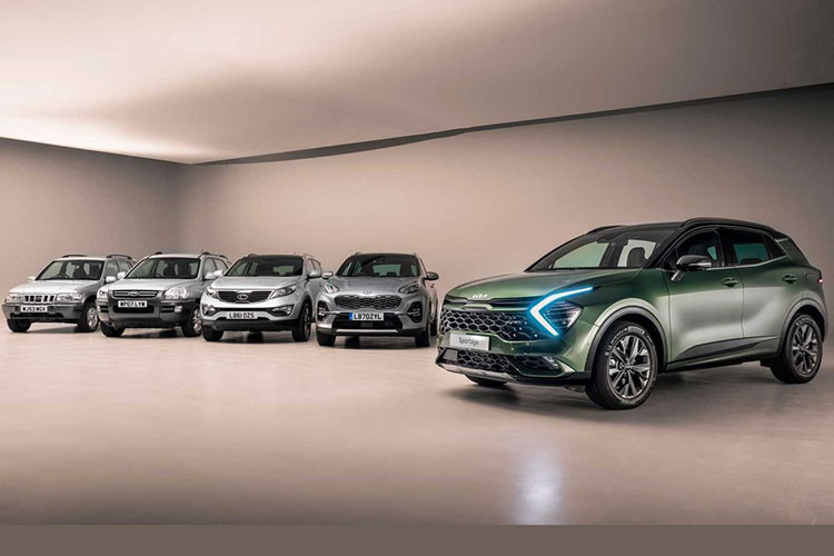 Giá xe Kia Sportage 2024 phân phối tại thị trường Hàn Quốc dao động từ 25,37 - 33,92 triệu Won (tương đương 471 - 630 triệu đồng). Phiên Kia Sportage 30th Anniversary Edition 2024 có mức 34,17 triệu Won (khoảng 635 triệu đồng). Đối thủ cạnh tranh với Kia Sportage 2024 là các mẫu SUV cỡ C như Mazda CX-5, Hyundai Tucson hay Honda CR-V. 