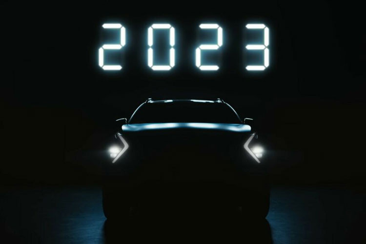 Về thiết kế, Kia Sportage 2024 mới được trang bị một số điểm nhấn đặc biệt được sơn đen bóng, bao gồm giá nóc, ốp gương ngoại thất, nẹp trên của lưới tản nhiệt cùng các chi tiết ốp trên cản trước, cản sau và cửa xe. Bộ mâm hợp kim có kích thước 18 hoặc 19 inch cũng được sơn đen, tạo nên vẻ ngoài thể thao và cá tính cho chiếc xe.