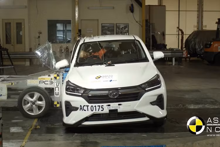 Daihatsu cua Toyota da gian lan an toan tren oto tu 34 nam truoc-Hinh-2