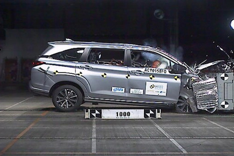 Daihatsu cua Toyota da gian lan an toan tren oto tu 34 nam truoc-Hinh-3