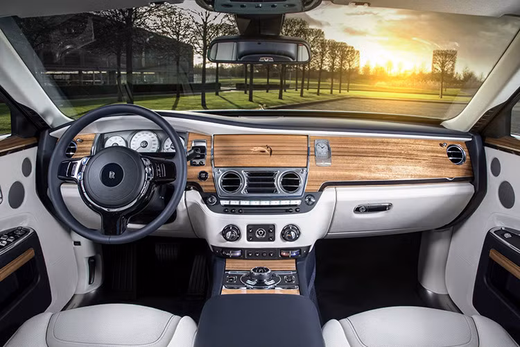 Vì được xây dựng dựa trên bản trục cơ sở kéo dài nên hàng ghế trước, sau càng thêm phần rộng rãi và trang bị đầy đủ tiện nghi và đẳng cấp.