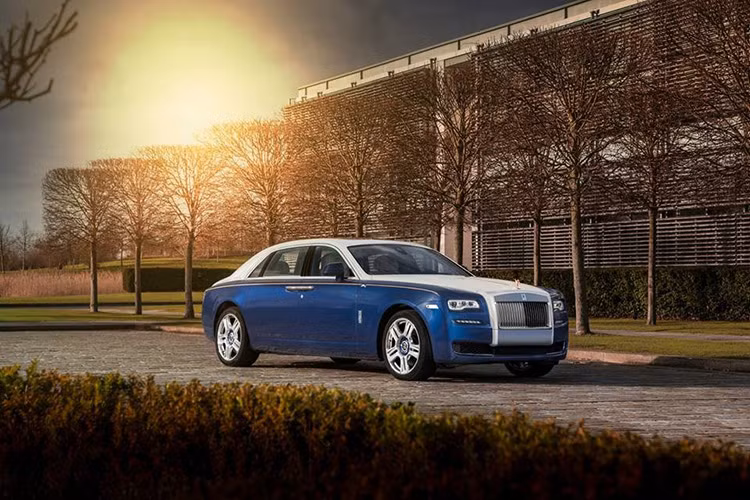 “Bóng ma” Rolls-Royce Ghost Mysore sở hữu trục cơ sở kéo dài được thương hiệu xe siêu sang tạo ra từ chương trình cá tính hóa với biểu tượng “Chim Công”- biểu tượng của sự thành công và chỉ có 3 chiếc dành riêng cho những tay chơi quyền quý tại Abu Dhabi.