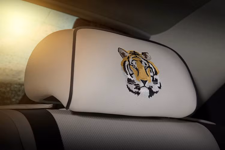 Những tay chơi giàu có tại Abu Dhabi chắc chắn đều không ngại vung tiền để được sở hữu “món trang sức” thể hiện đẳng cấp này trong gara riêng.