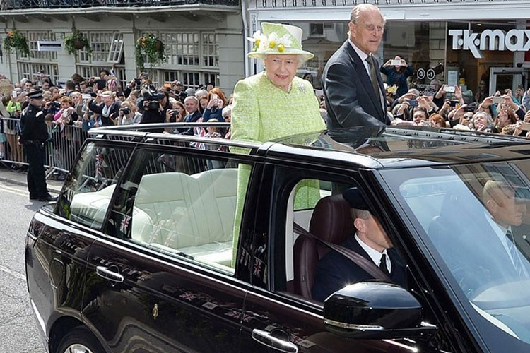 Tuy nhiên chiếc xe Range Rover đặc biệt được sản xuất "thửa” riêng cho Nữ hoàng Elizabeth II lại có dạng mui trần xếp mềm ở phía sau tương tự chiếc Maybach 62S Landaulet siêu sang.