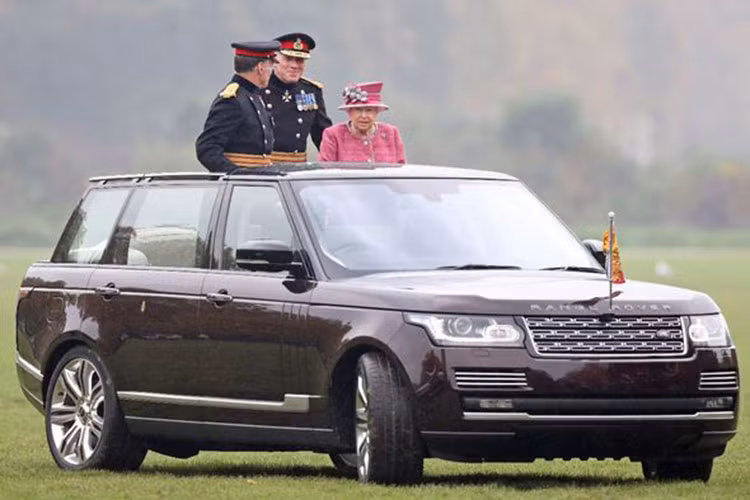 Không gian khoang phía sau được làm bằng phẳng tạo điều kiện cho Nữ hoàng cùng gia đình hoàng thân có thể đứng lên để chào cờ cũng như chào người dân mỗi khi xuất hiện trước công chúng.